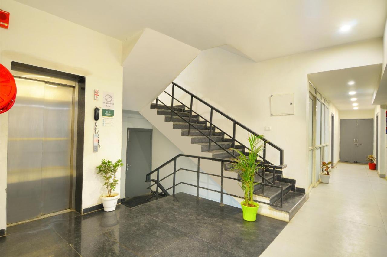 The Red York Hotel Ghaziabad Buitenkant foto