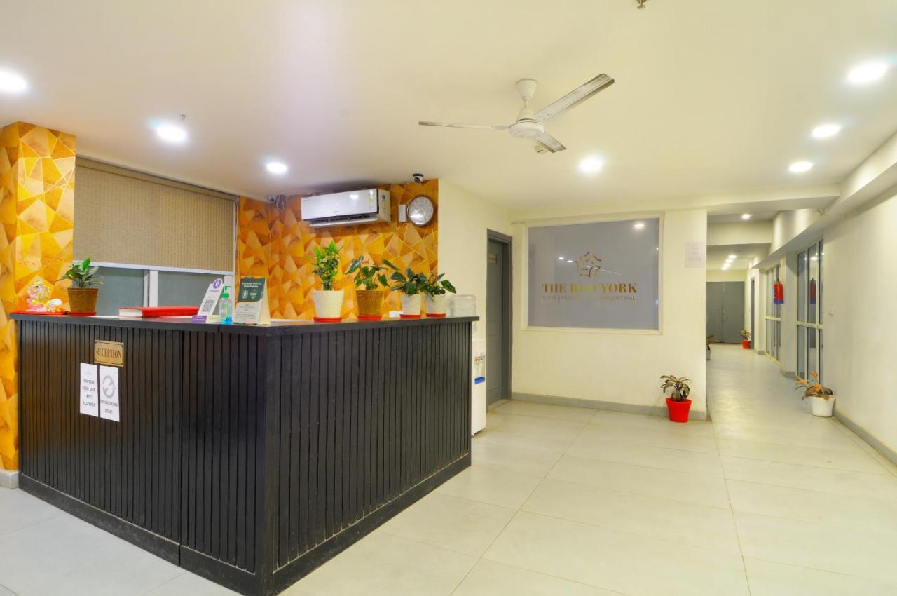 The Red York Hotel Ghaziabad Buitenkant foto