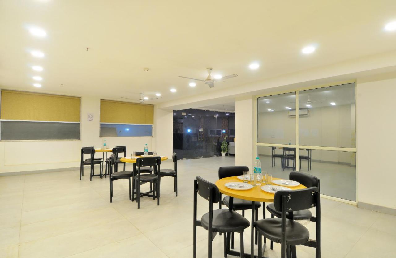 The Red York Hotel Ghaziabad Buitenkant foto